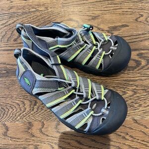 Keen Kids size 4, excellent condition